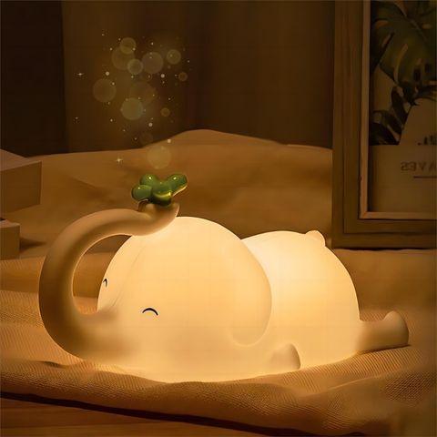 Veilleuse bébé en forme d'éléphant avec une lumière douce en silicone, idéale pour des nuits paisibles et apaisantes.